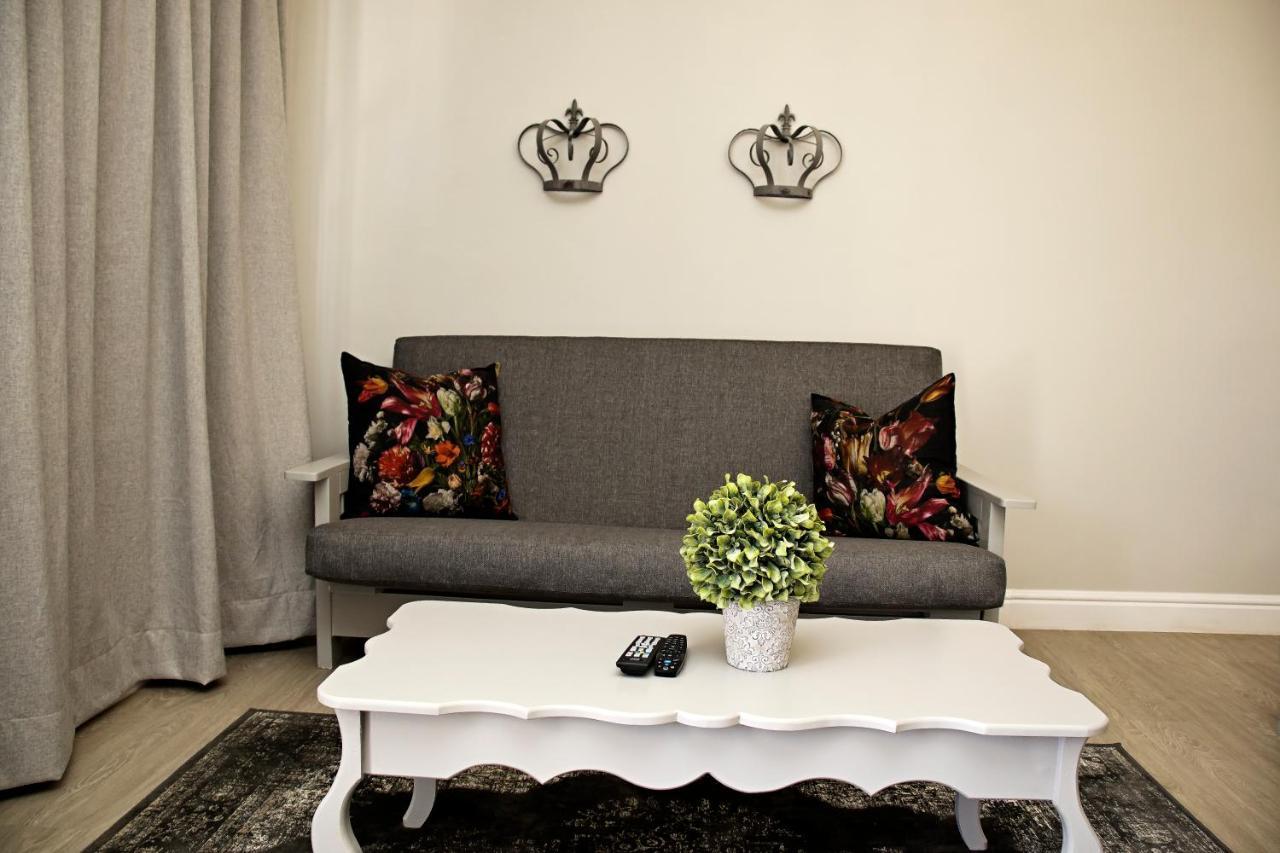 French Karoo Guesthouse Бофорт-Уэст Экстерьер фото